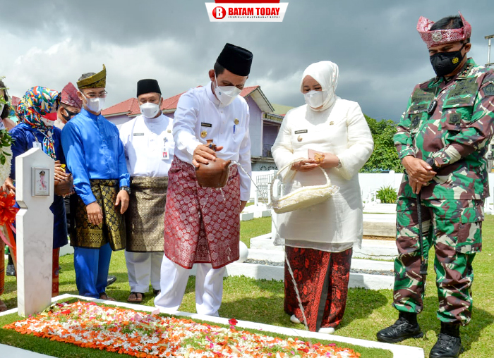 Gubernur Ansar saat menyirami makam Pahlawan Pembentuk Kepri
